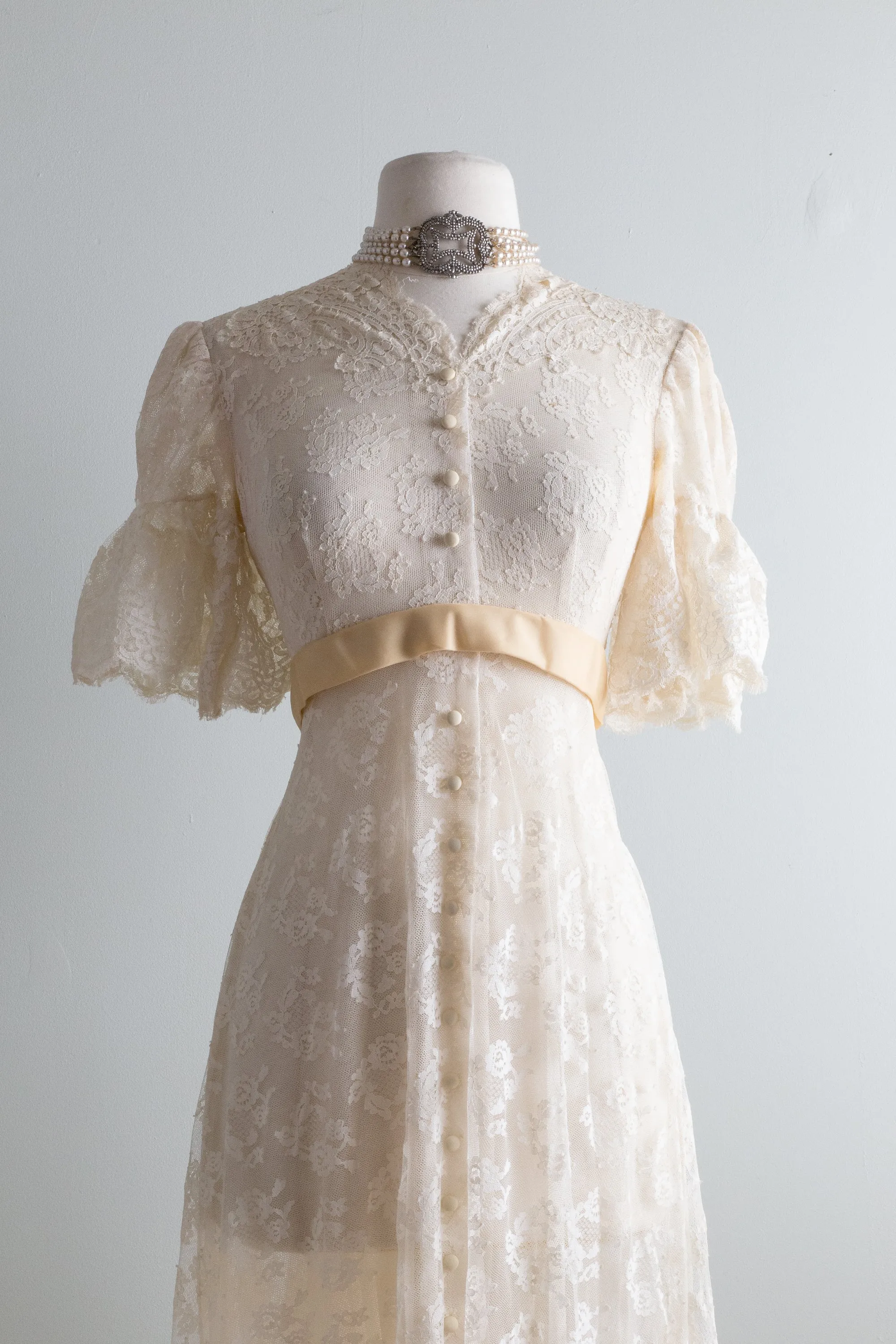 1960s Ivory Lace Wedding Gown Buttons Down The Front / Small