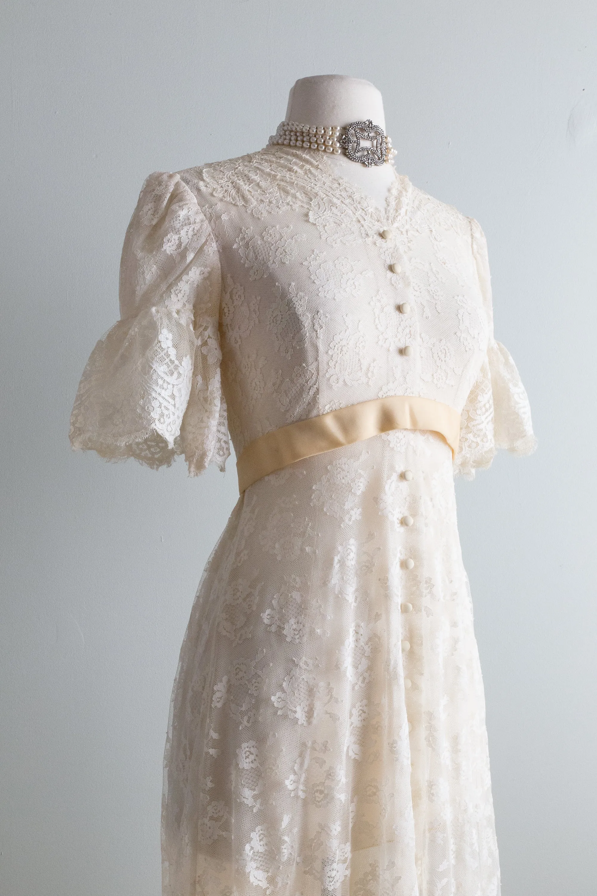 1960s Ivory Lace Wedding Gown Buttons Down The Front / Small