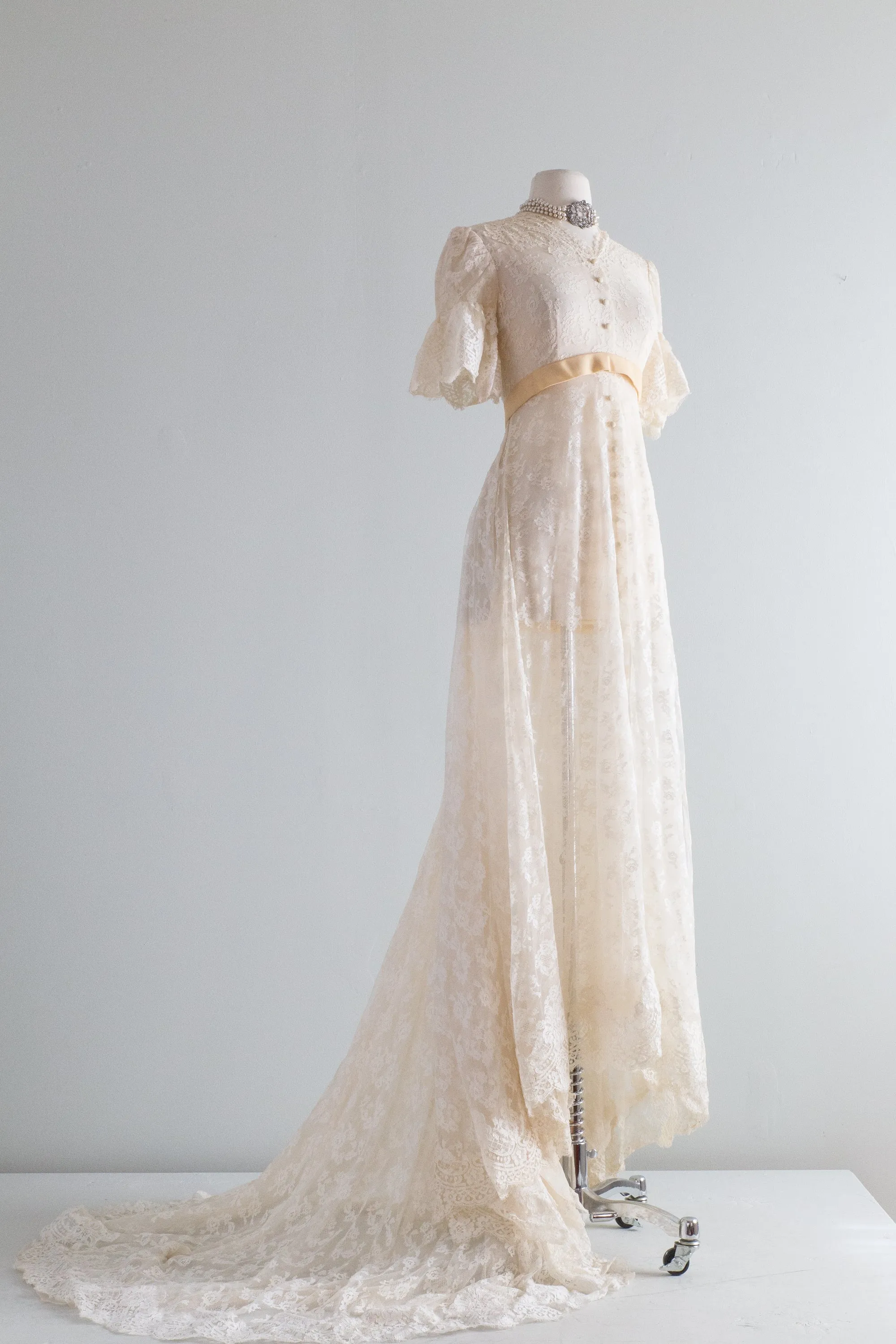 1960s Ivory Lace Wedding Gown Buttons Down The Front / Small