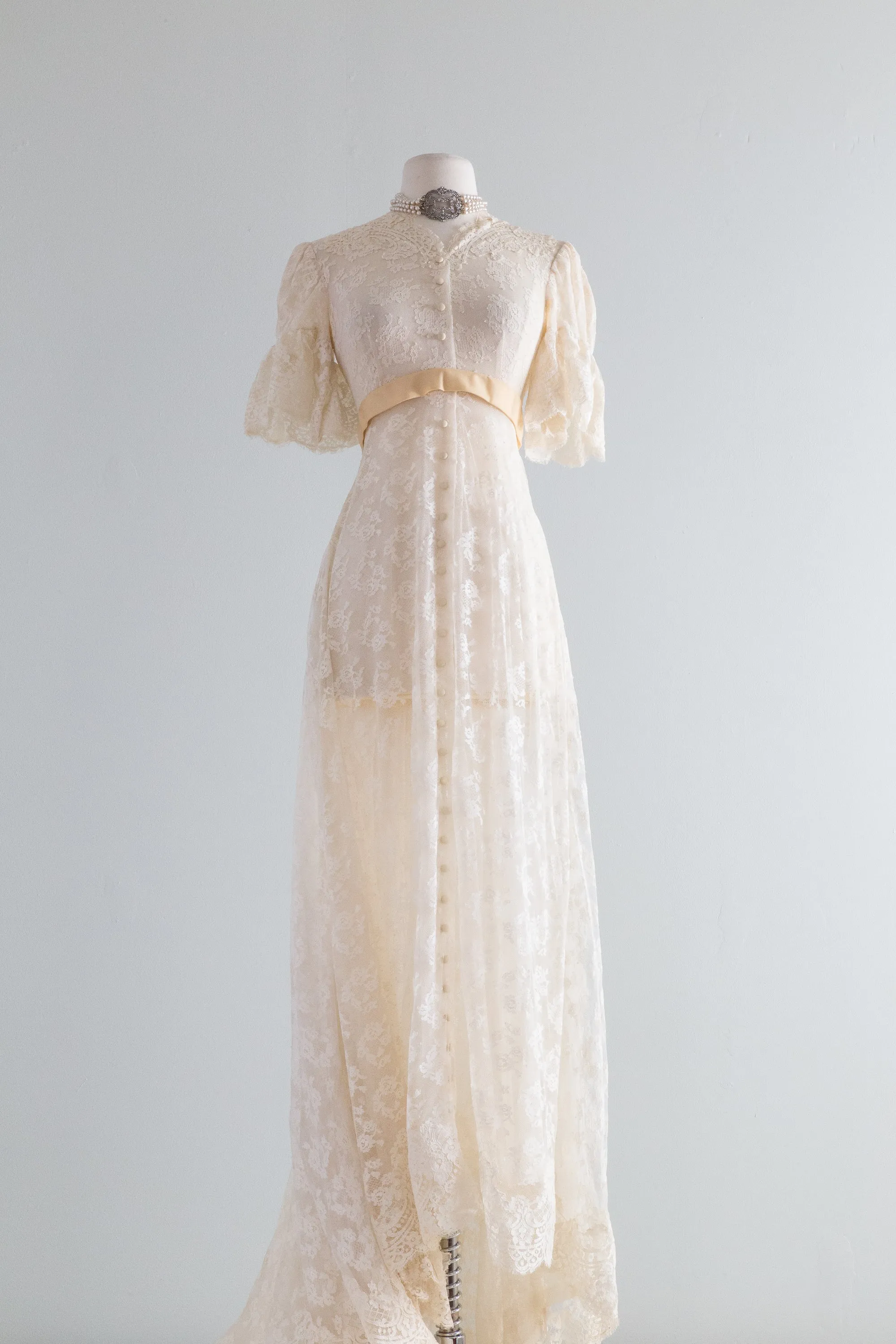 1960s Ivory Lace Wedding Gown Buttons Down The Front / Small