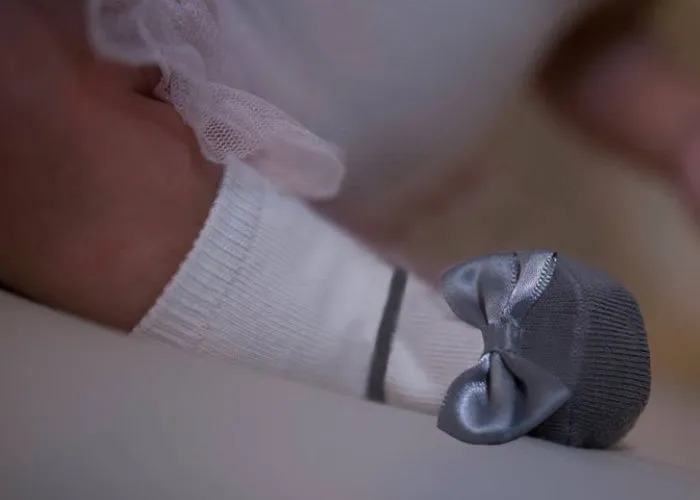PRETTY PETALS  shoe-design socks. With satin bows and anti-slip soles. 6 pairs. 12-24 months